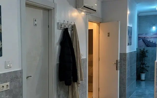 Oda girişinde askı ve temiz terlik — Cihangir, Masaj Salonun